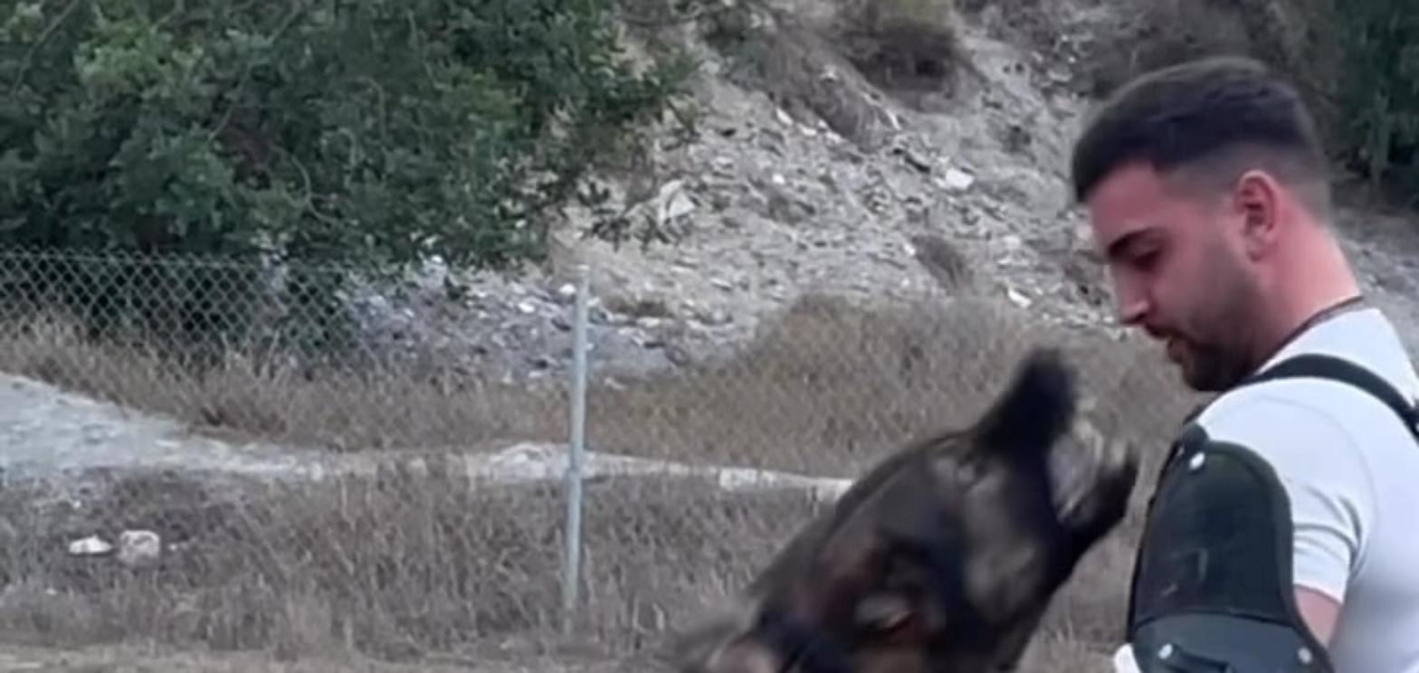 Igarki Tejerina a recibir un perro en presa sobre la manga
