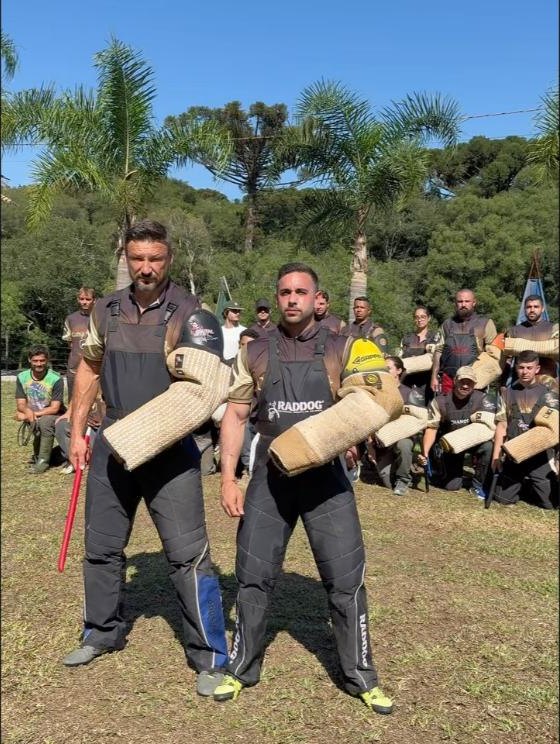 Dos figurantes equipados con mangas de yute ante el grupo