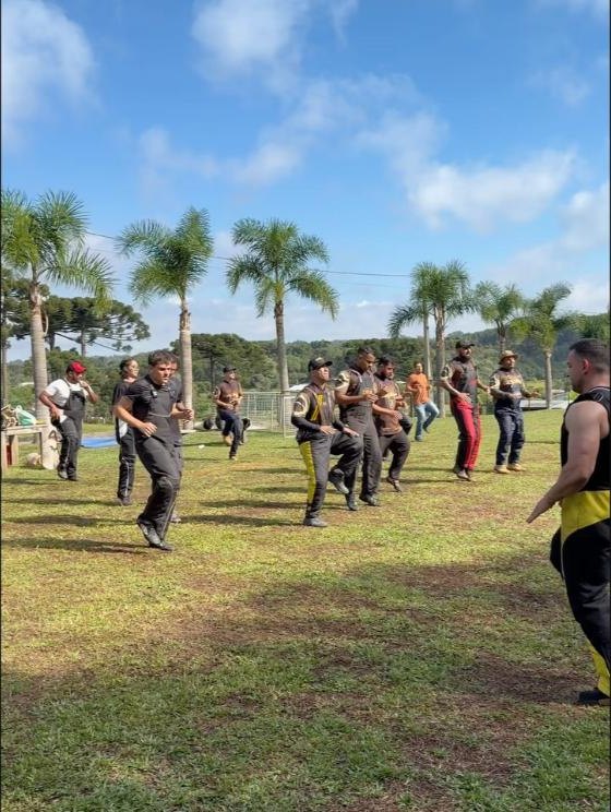 Participantes en ejercicio de campo durante el seminario